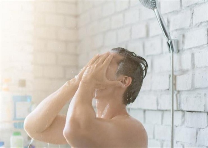 دراسات تكشف مخاطر الاستحمام اليومي 