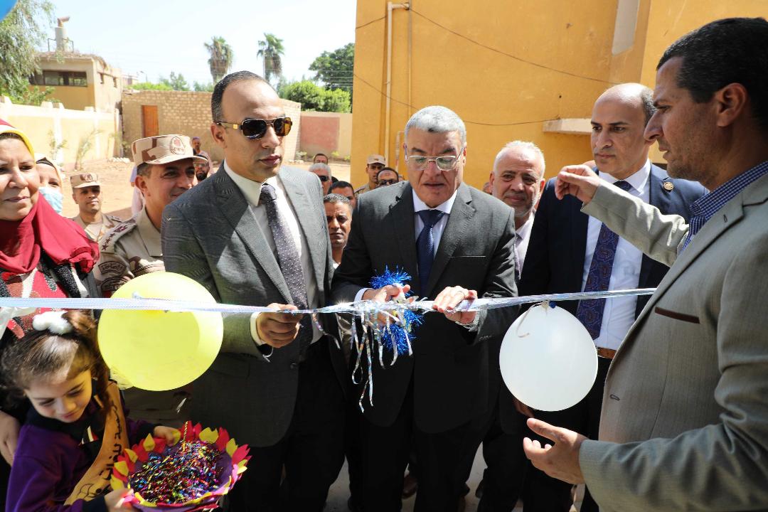استجابة للأهالي محافظ المنيا يفتتح المدرسة الرسمية للغات بمركز أبو قرقاص 