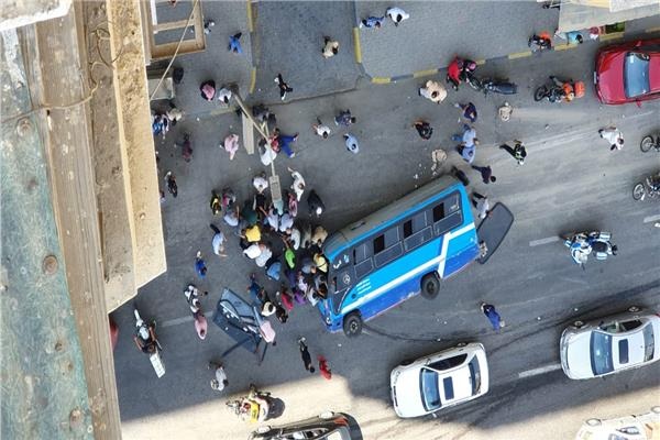 إصابة ثلاث أشخاص جراء سقوط اوتوبيس من أعلى كوبري 6أكتوبر بالعجوزة