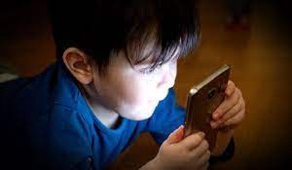 الطب النفسي يحذر من نتائج إدمان الموبايلات والإنترنت خصوصا على الأطفال