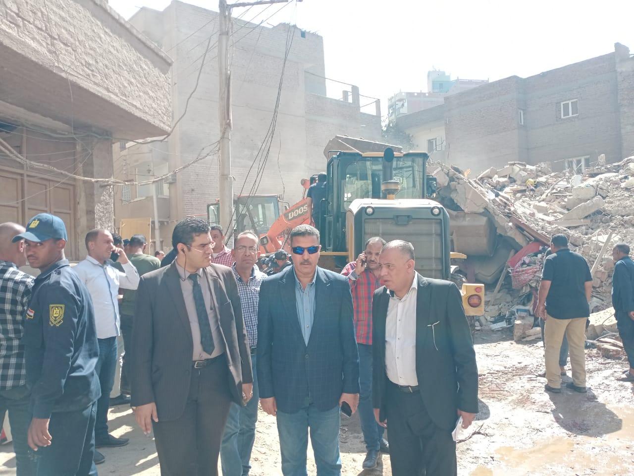 سكرتير عام محافظة المنيا يتفقد موقع حادث انهيار عقار بملوى ويطمئن على حالة المصابين  