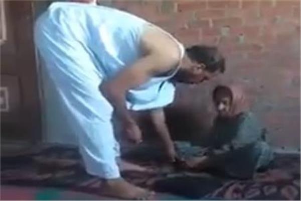 بعد انتشار فيديو اعتدائه على والدته، الأمن يضبط راعي أغنام يضرب أمه ويأمرها 