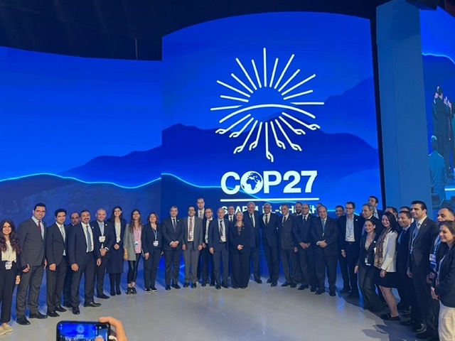 شكري وفريق عمل الخارجية المعنى بالعملية التفاوضية يلتقطون صورة تذكارية بـcop27
