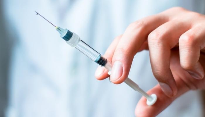 بعد وفاة طفلتين بسبب حقنة، تفاصيل إحالة النائب العام صيدلانية وعاملة للجنايات


