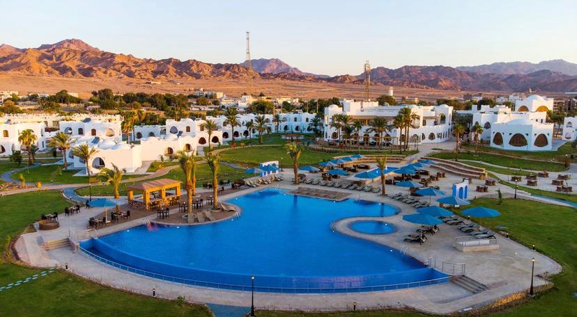 افتتاح منتجع سفير دهب بحضور محافظ جنوب سيناء وقيادات السياحة بوزارة قطاع الأعمال العام
