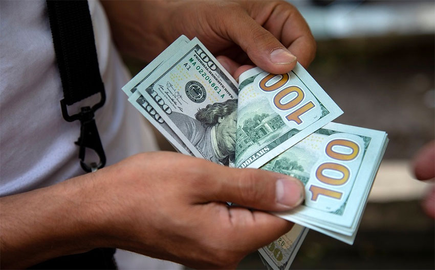 السوق السوداء أعلى بـ33 في المئة وجولدمان ساكس يؤكد أن سعر الدولار مبالغ فيه أمام الجنيه