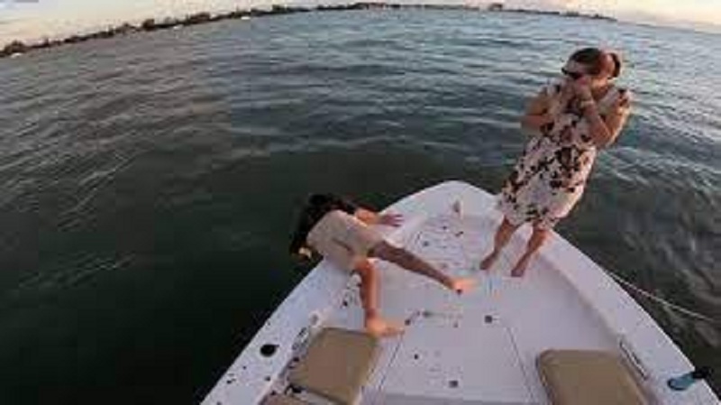 شاب أمريكي يحاول تقليد مشهد تايتانك فيسقط خاتم الخطوبة في البحر!