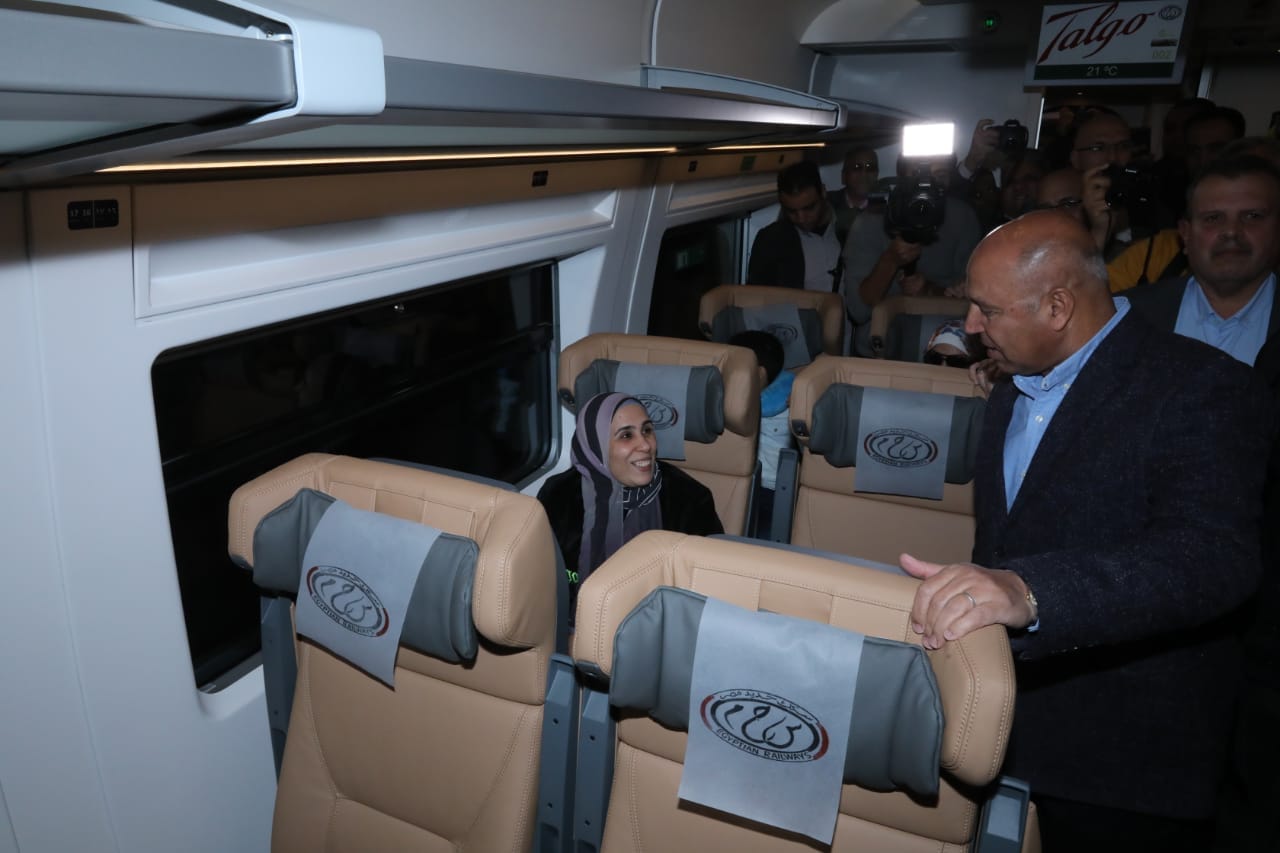 انطلاق أولى رحلات قطارات تالجو الفاخرة بالركاب من القاهرة إلى محطتي سيدي جابر ومصر بالإسكندرية