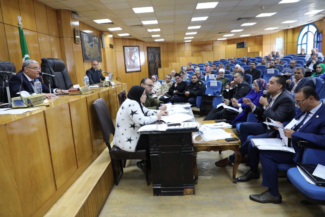 محافظ المنيا يوجه برفع درجة الاستعدادات للاحتفال برأس السنة بالقطاعات الخدمية.