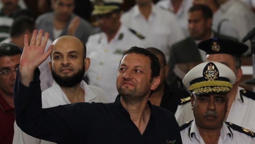 إدراج باسم عودة وعمرو زكى و٣ آخرين على قوائم الإرهاب

