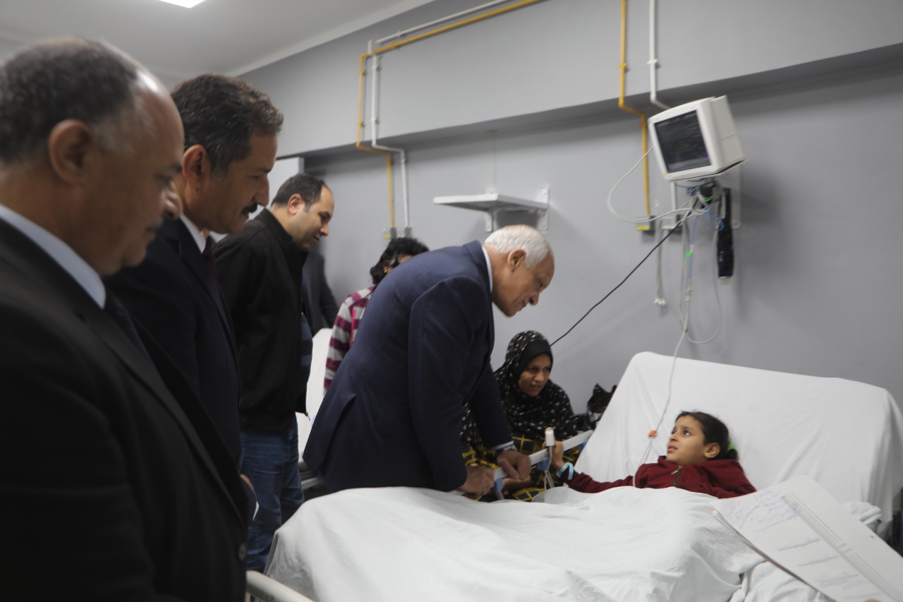 محافظ الجيزة يزور مصابي التدافع بمدرسة الشهيد أحمد جمال بالعمرانية بمستشفيات أم المصريين والهرم 