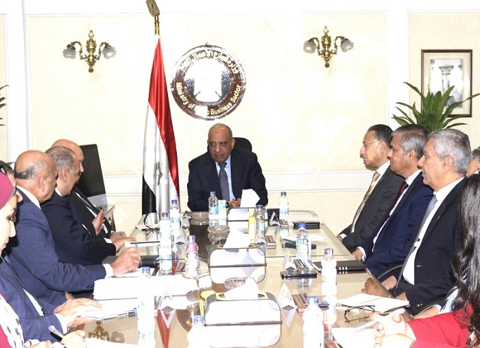 وزير قطاع الأعمال يتابع موقف الشركات من تدبير مستلزمات الإنتاج والمواد الخام