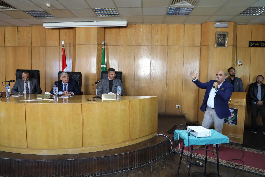 محافظ المنيا يناقش مشروع تطوير وتعزيز الهوية البصرية الجديدة للمحافظة ويكرم فريق عمل المشروع 