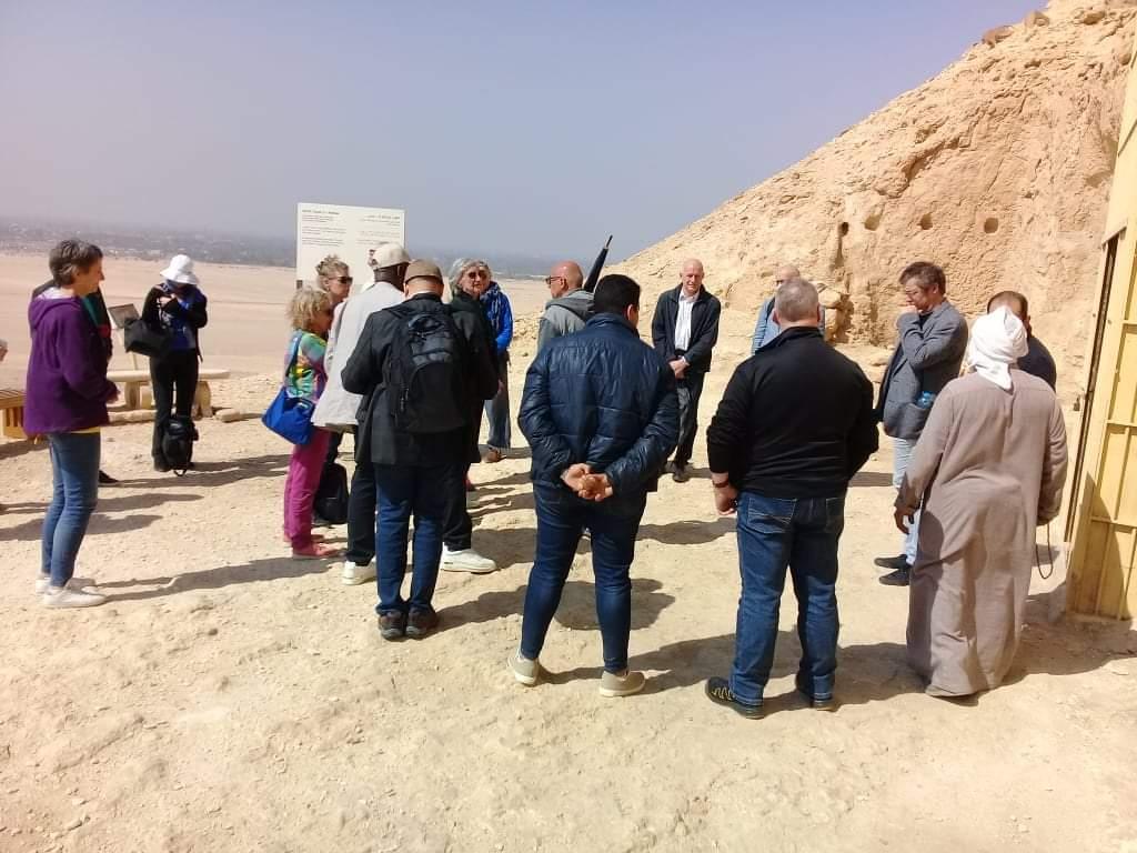 وفد متعدد الجنسيات يزور منطقة آثار تل العمارنة بالمنيا