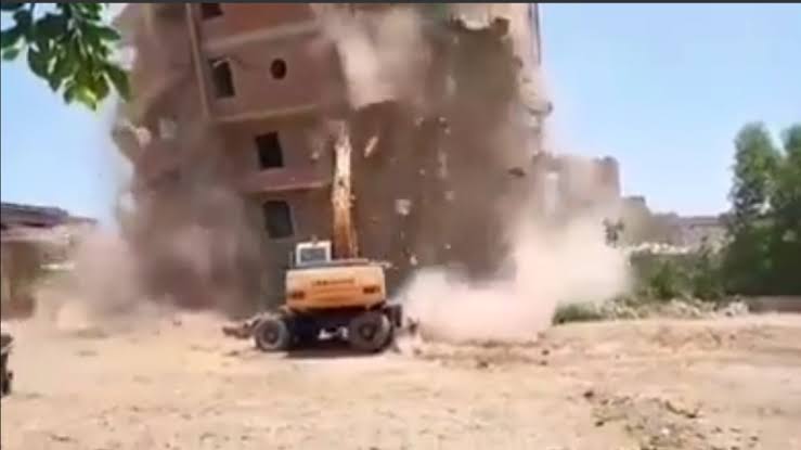 محافظة الجيزة تزيل عقار إنهار  جزء منه بإمبابة حفاظًا على سلامة المواطنين