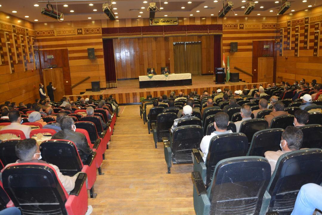 محافظ المنيا يعقد اجتماعا موسعا لبحث ملف التعديات على الأراضي الزراعية