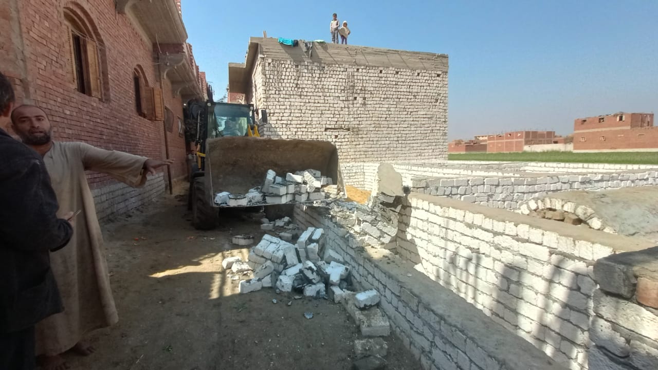 محافظة الجيزة تزيل ١٥ تعدي علي الأراضي الزراعية بأبو النمرس والبدرشين وأطفيح والواحات
