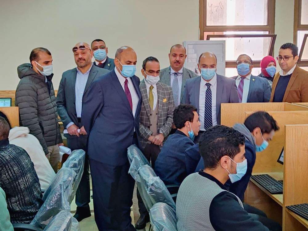 رئيس جامعة المنيا يتفقد الاختبارات الإلكترونية للفرقة الرابعة بـ 