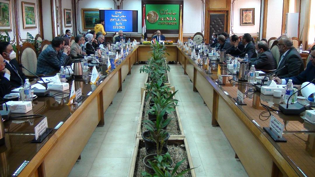مجلس جامعة المنيا يعلن نجاح تجربة الكتاب الإلكتروني ويوجه بتحديث لوائح الكليات التي مضى عليها 5 سنوات  