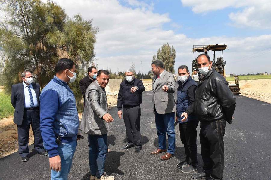 محافظ المنيا يتابع أعمال رصف عدد من الشوارع بمركز بني مزار  
