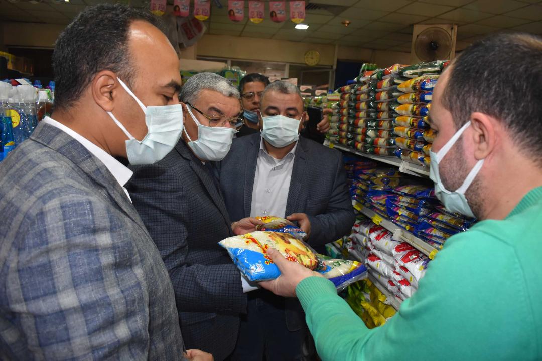 محافظ المنيا يتفقد عددا من محلات البقالة بقري منسافيس وابيوها