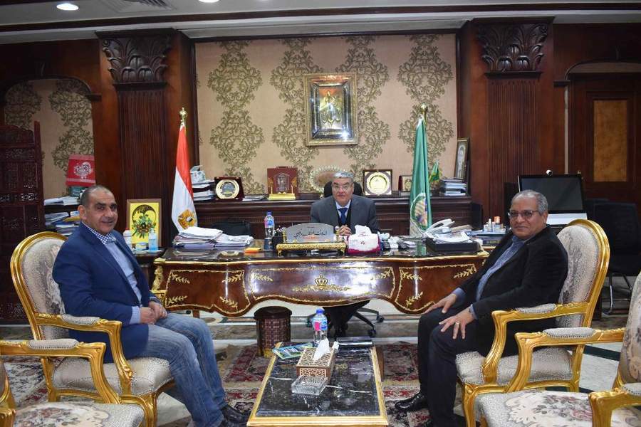 محافظ المنيا يناقش مع مساعد رئيس الجهاز المركزي للتعمير أعمال مشروعات المبادرة الرئاسية 