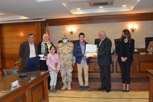 بالتزامن مع الإحتفال بيوم الشهيد.. محافظ الجيزة يكرم عددًا من أسر شهداء الجيش والشرطة 
