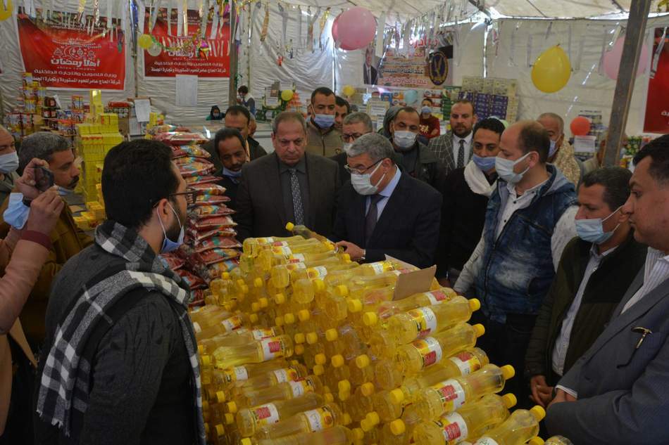 بتخفيضات 30% محافظ المنيا يفتتح معرض 