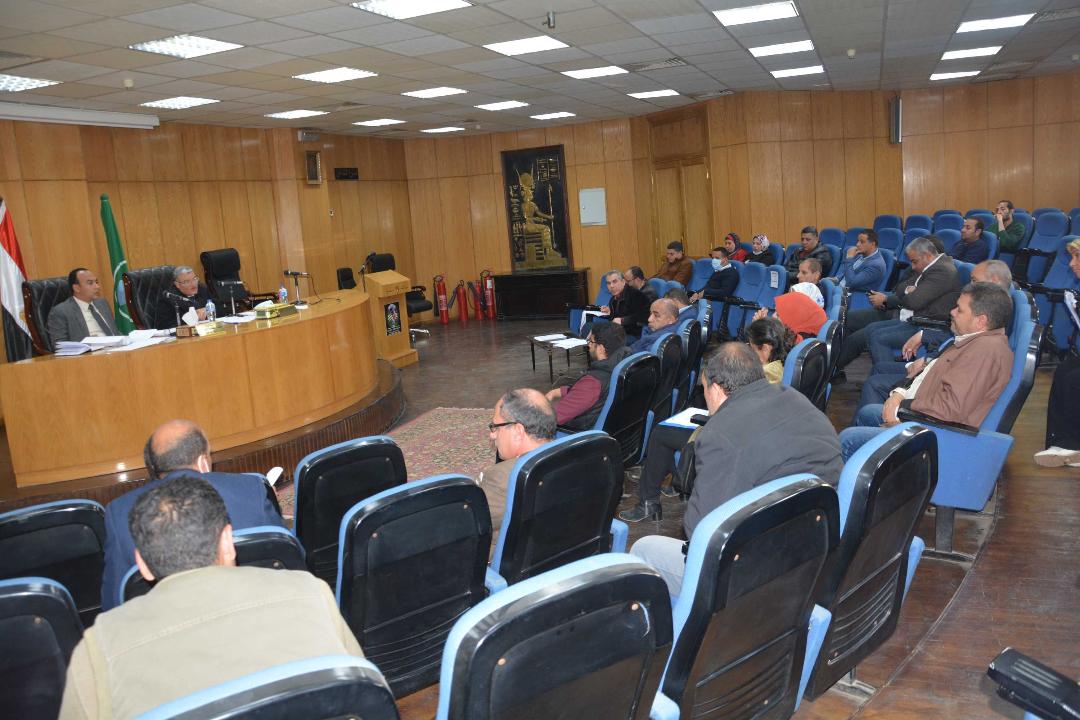 محافظ المنيا يتابع نسب ومعدلات تنفيذ مشروعات المبادرة الرئاسية 