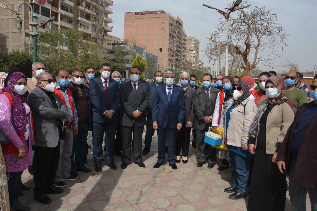 محافظ المنيا يشهد بدء حملة طرق الأبواب للتطعيم ضد فيروس كورونا  