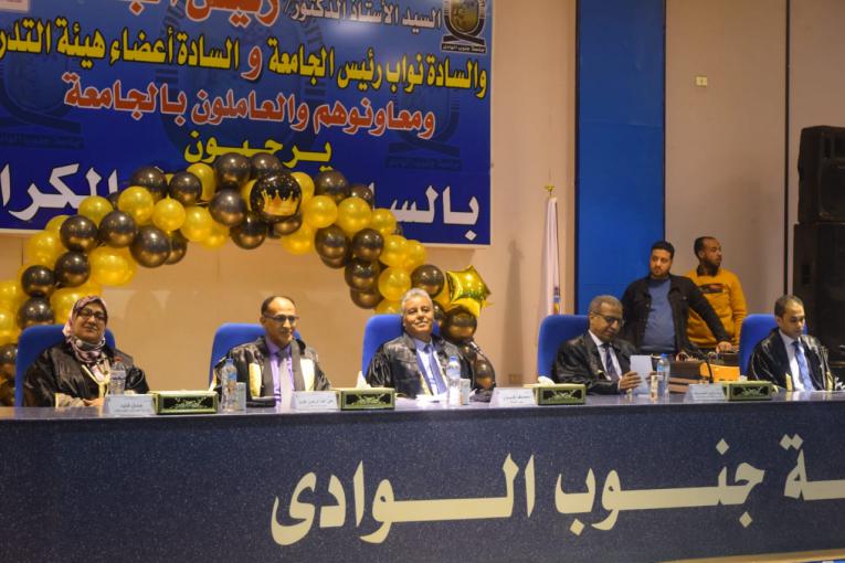 رئيس جامعة جنوب الوادي يشهد حفل تخرج الدفعة الثامنة من كلية الطب بقنا

