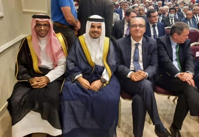 السفير المصري لدى اليمن يشارك في مراسم أداء اليمين الدستورية لمجلس القيادة الرئاسي في عدن
