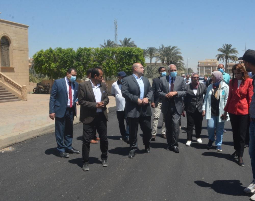 محافظ الجيزة يتفقد اعمال تطوير طرق ميت رهينة وسقارة السياحي والنيل السعيد بالبدرشين