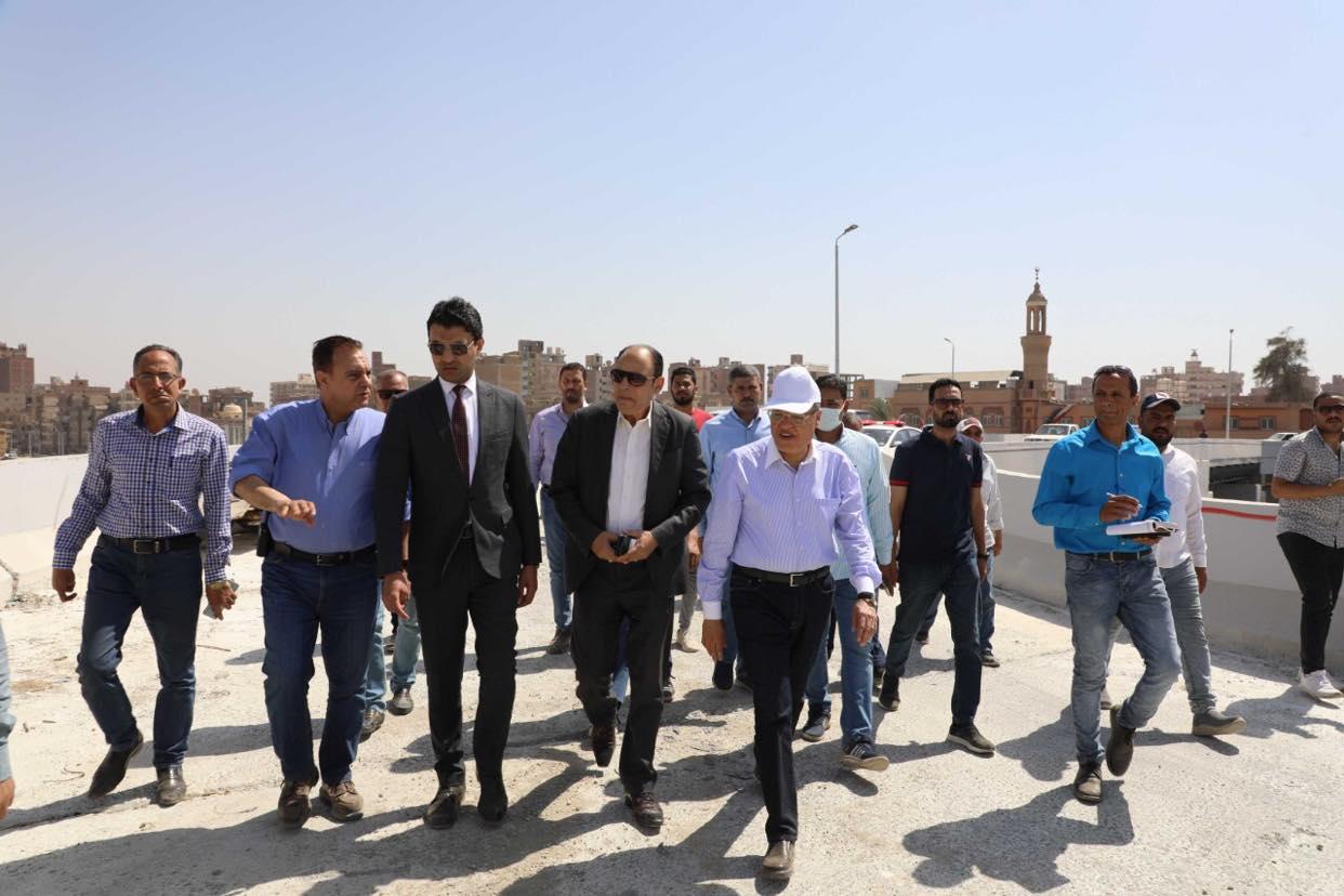 محافظ المنيا يتابع أعمال إنشاء كوبري ملوي العلوي لربط شرق وغرب المدينة
