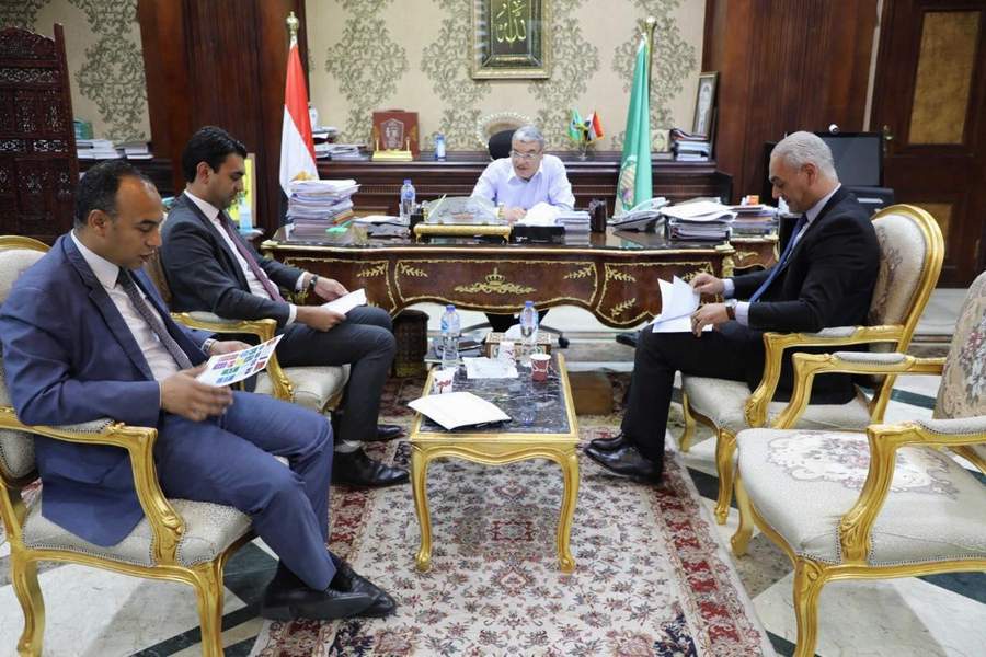 محافظ المنيا يستقبل وفدا من  