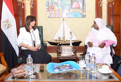 السفيرة نبيلة مكرم تبحث مع وزيرة العمل السودانية تبادل الخبرات في ملف المهاجرين والعاملين بالخارج