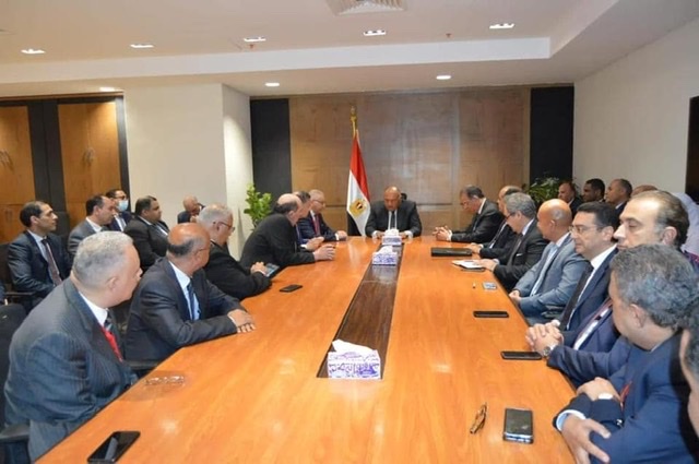 شكري يجتمع بعدد من مُساعديه وكبار مسئولي الوزارة بالعاصمة الإدارية الجديدة