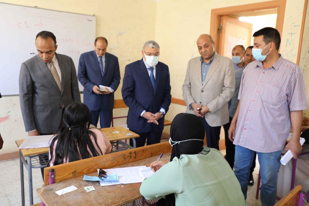 محافظ المنيا يتابع امتحانات الدبلومات الفنية بعدد من اللجان 