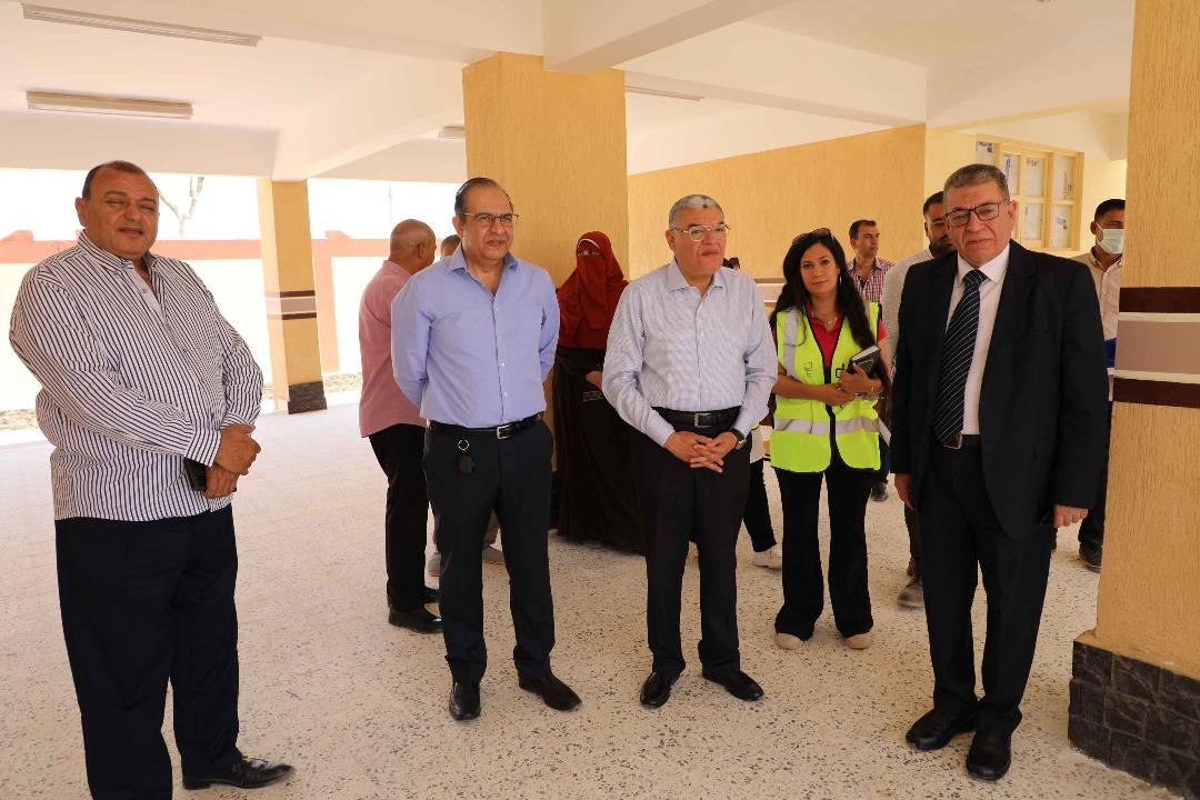 محافظ المنيا يشهد التسليم الابتدائي لعدد من مشروعات المبادرة الرئاسية 