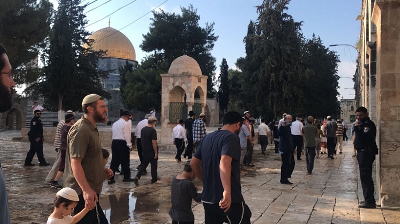 قوات الاحتلال تقتحم المصلى القبلي بالمسجد الأقصى وتشتبك مع الشبان الفلسطينيين