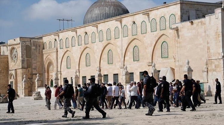 مجموعات مستوطنين تقتحم المسجد الأقصى تحت حماية الشرطة الإسرائيلية