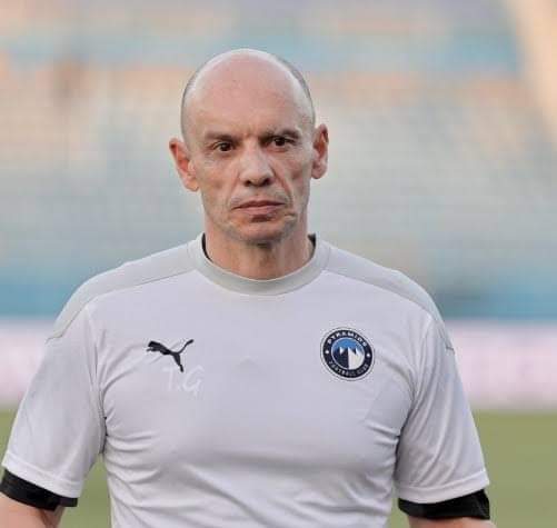 رسمياً.. بيراميدز يعلن تجديد التعاقد مع المدير الفني تاكيس جونياس