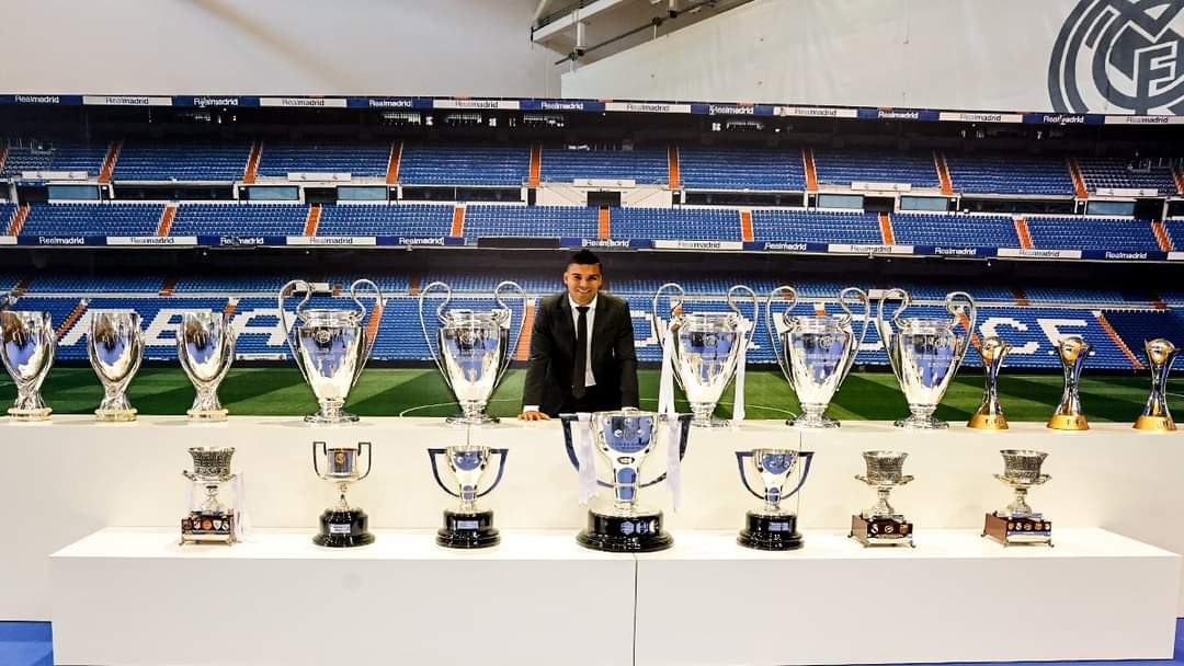 لحظات عاطفية صعبة .. كاسيميرو يجهش بالبكاء في وداع ريال مدريد



