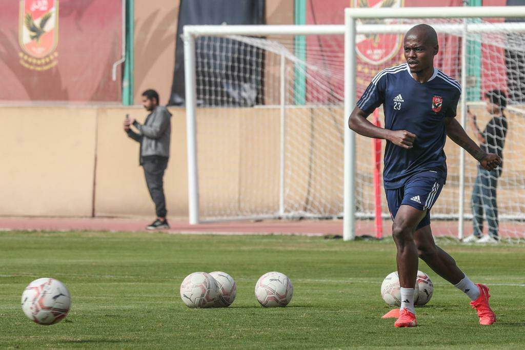 على هامش مران الفريق .. لاعب الأهلي يؤدي جلسة علاج طبيعي