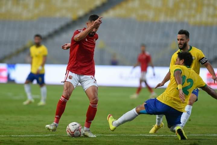 أول حالة طرد ببطولة الدوري الممتاز لجناح الأهلي طاهر محمد طاهر

