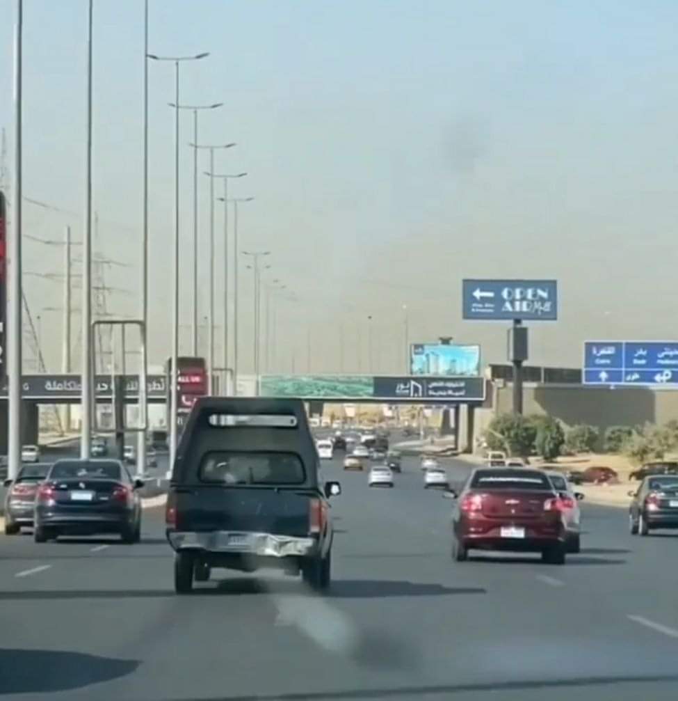 شاهد بالفيديو.. الشرطة تنجح بالاشتراك مع الأهالي في القبض على سائق متهور 


