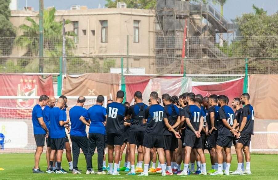 على هامش مران الأهلي.. «كولر» و«عبد الحفيظ» يجتمعان باللاعبين 