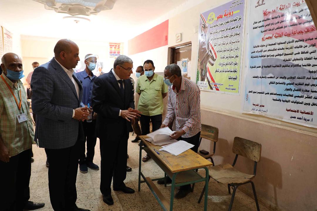 محافظ المنيا يتابع انتظام سير امتحانات الثانوية العامة بعدد من اللجان