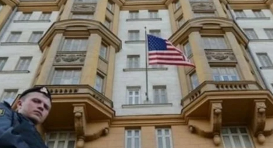 السفارة الأمريكية بموسكو تناشد مواطنيها بضرورة مغادرة روسيا 