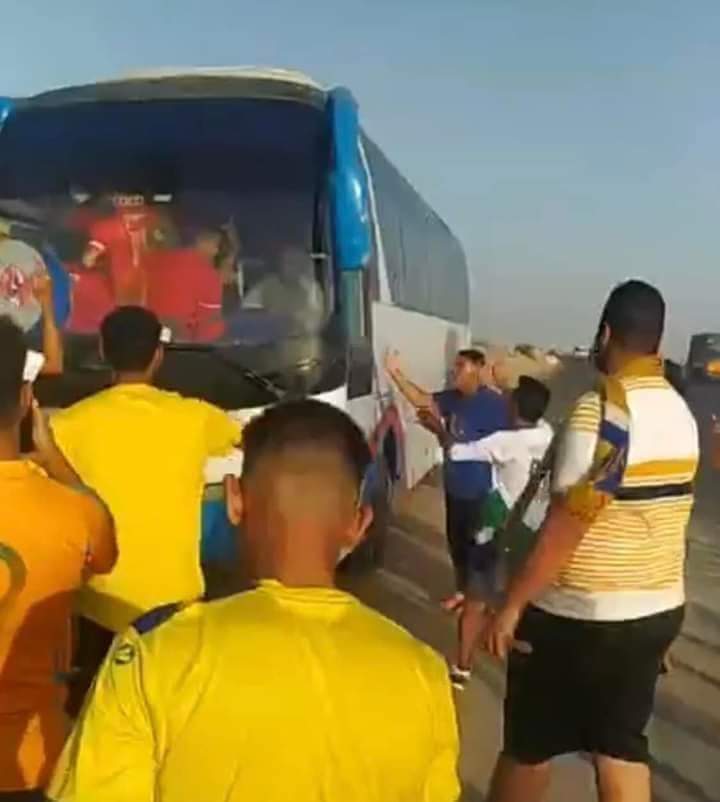 فيديو.. جماهير الاسماعيلي تحاصر حافلة لمشجعي الأهلي وهي في طريقها لبرج العرب